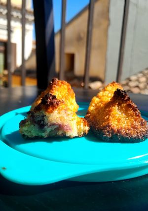Una foto de ♡ coquitos rellenos de cereza ♡ (lo + fácil y + rico)