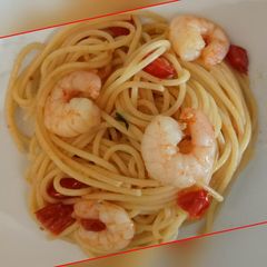 A picture of Spaghetti con gamberi e pomodorini.