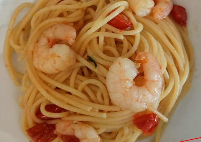 Spaghetti con Pomodori Freschi e Pesto (Spaghetti with Fresh Tomatoes and Pesto)