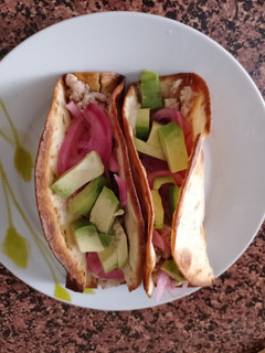 Una foto de Taco de pollo y aguacate🐔🌮🥑