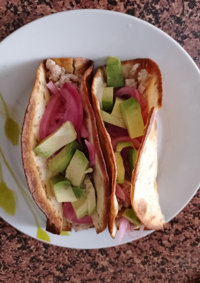Una foto de Taco de pollo y aguacate🐔🌮🥑