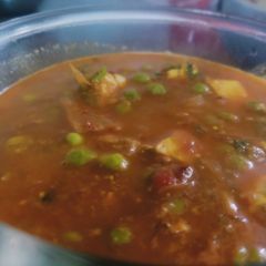 A picture of Matar paneer.
