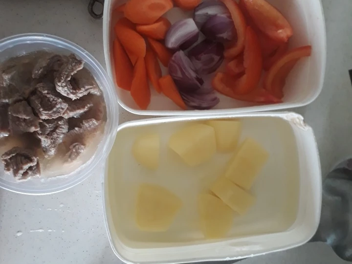 Cara Gampang Menyiapkan Resep Sup daging sapi + kentang wortel + big onion + tomato Anti Ribet, Mantap Sekali