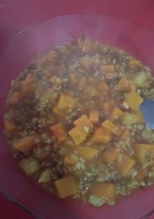 Una foto de Guiso de lentejas y arroz yamaní integral