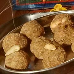 A picture of Red poha & oats ladoo.