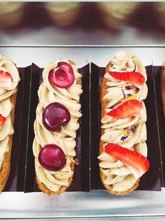 Une photo de Eclair vanille fraise pistache