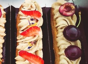 Une photo de Eclair vanille fraise pistache