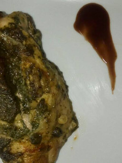 Una foto de Pollo horneado con pesto de albahaca