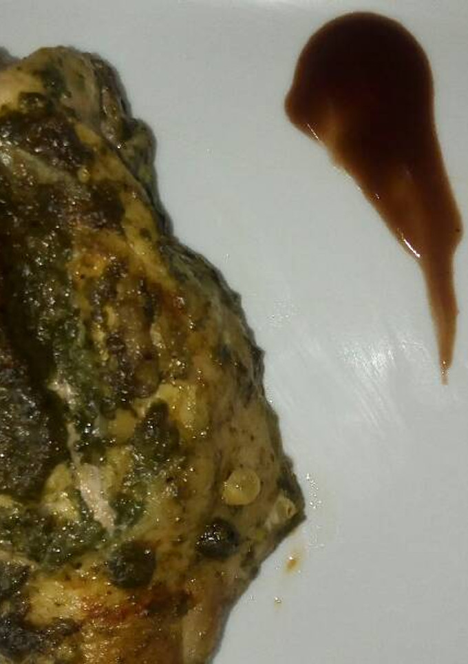 Una foto de Pollo horneado con pesto de albahaca
