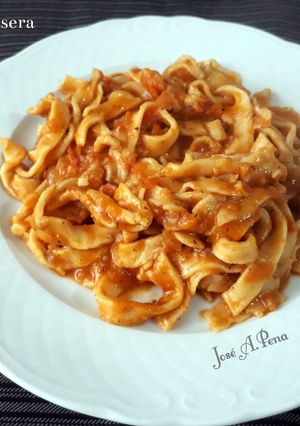 Una foto de Tallarines de masa fresca con salsa de cola de toro