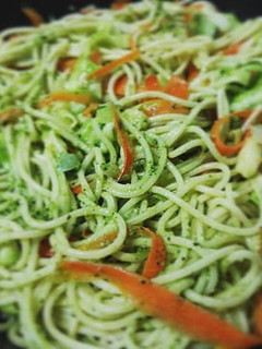Una foto de Spaghettis con verduras al pesto