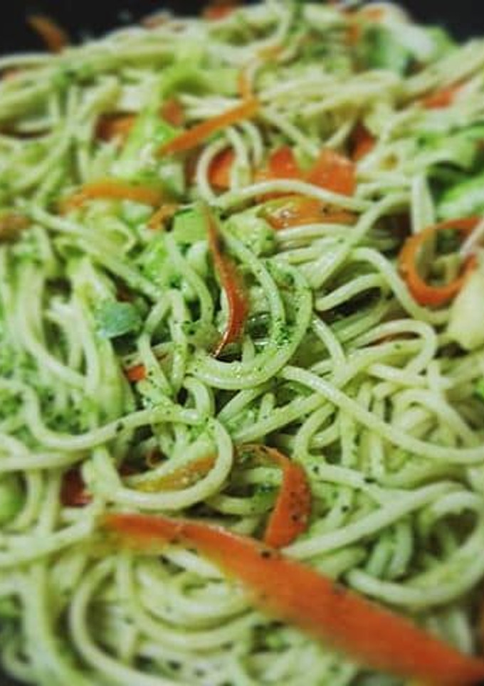 Una foto de Spaghettis con verduras al pesto