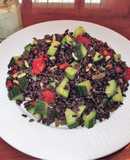 Ensalada de arroz negro con pepinos y bayas goji