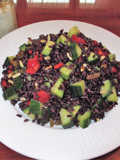Una foto de Ensalada de arroz negro con pepinos y bayas goji