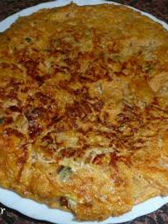 Una foto de Tortilla de berberechos y picatostes