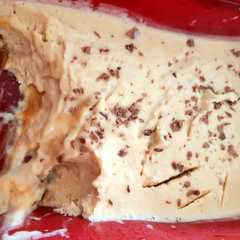 Una foto de Helado Banana Split ¡EN 3 PASOS!, veteado con dulce de leche #postresuruguayos