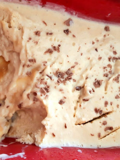 Una foto de Helado Banana Split ¡EN 3 PASOS!, veteado con dulce de leche #postresuruguayos