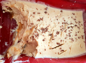 Una foto de Helado Banana Split ¡EN 3 PASOS!, veteado con dulce de leche #postresuruguayos