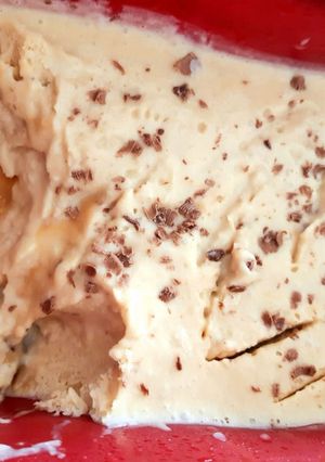 Una foto de Helado Banana Split ¡EN 3 PASOS!, veteado con dulce de leche #postresuruguayos