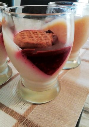 O poză a rețetei Desert simplu la pahar.