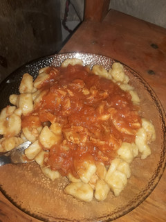 Una foto de Ñoquis caseros con salsa. Ambas recetas