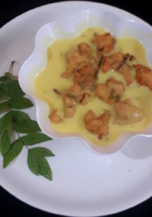 A picture of Kadhi pakoda.