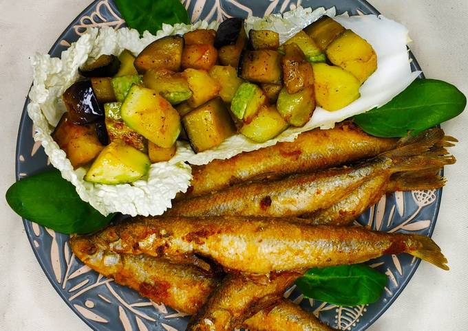 Жареная корюшка с гарниром из кабачка и баклажана