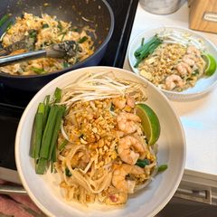 A picture of Shrimp Pad Thai.