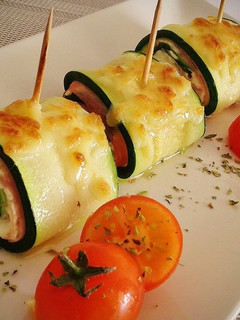 Una foto de Pincho de calabacín, york y queso