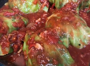 Una foto de Paquetitos de repollo rellenos con vegetales
