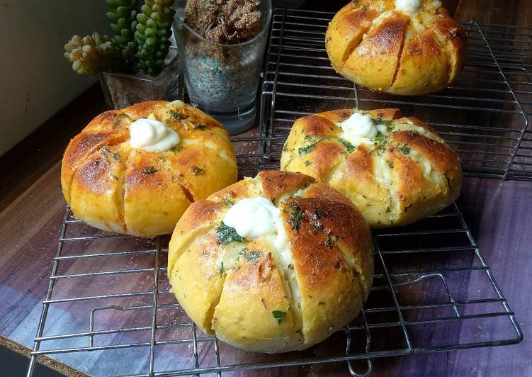 Korean Cheesy Garlic Bread