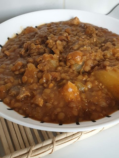 Una foto de Guiso de lentejas con pollo y patatas al picante
