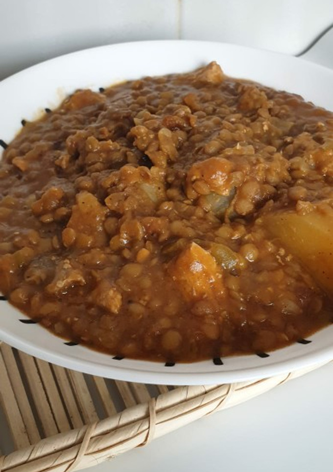 Una foto de Guiso de lentejas con pollo y patatas al picante