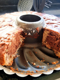 Una foto de Budín de banana, nueces, y cacao... glaseado