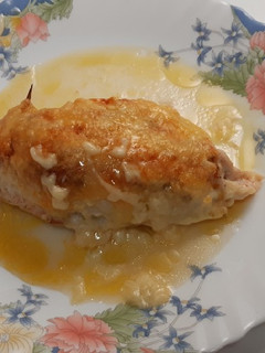 Una foto de Pechuga rellena de espinacas y taquitos de jamón