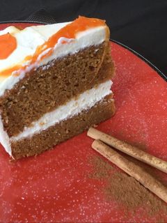 Una foto de Tarta de zanahoria con frosting de queso y nata