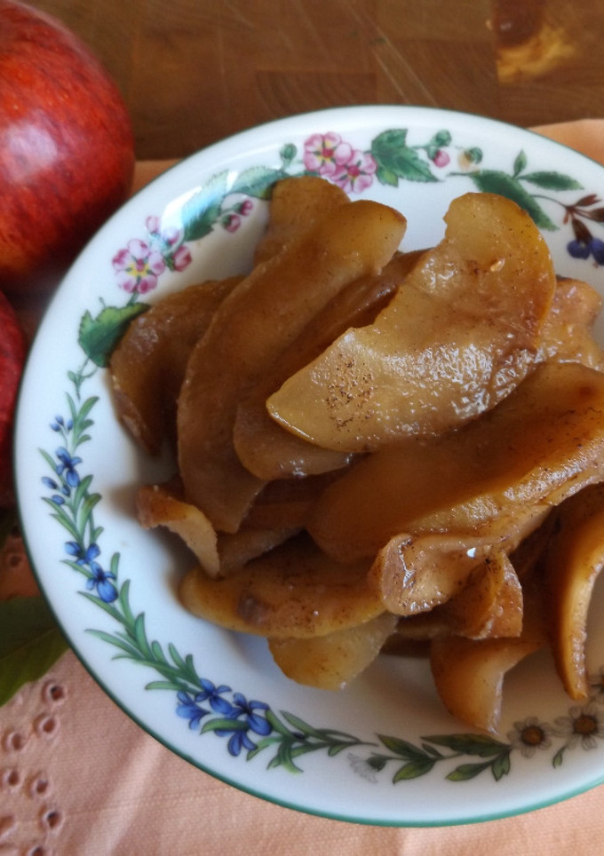 Una foto de Manzanas caramelizadas con vino dulce, semillas y especias