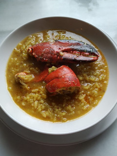 Una foto de Arroz caldoso con bogavante, foie, ñora y azafrán 🦞