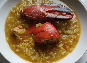 Una foto de Arroz caldoso con bogavante, foie, ñora y azafrán 🦞