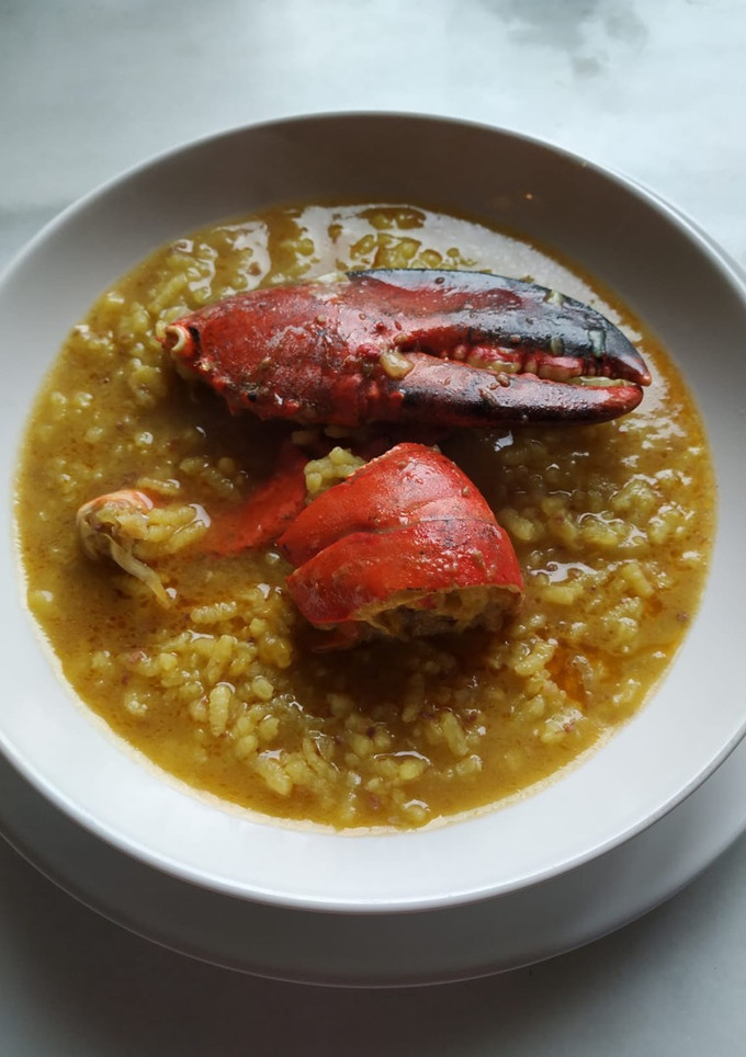Una foto de Arroz caldoso con bogavante, foie, ñora y azafrán 🦞