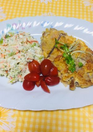 Una foto de Filete empanados de pechuga de pollo con ensalada de papas y zanahoria!