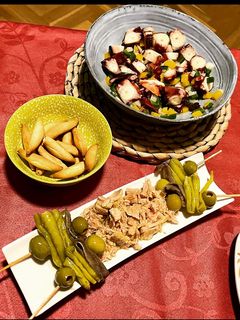 Una foto de Salpicón de pulpo y gildas caseras con bonito en escabeche