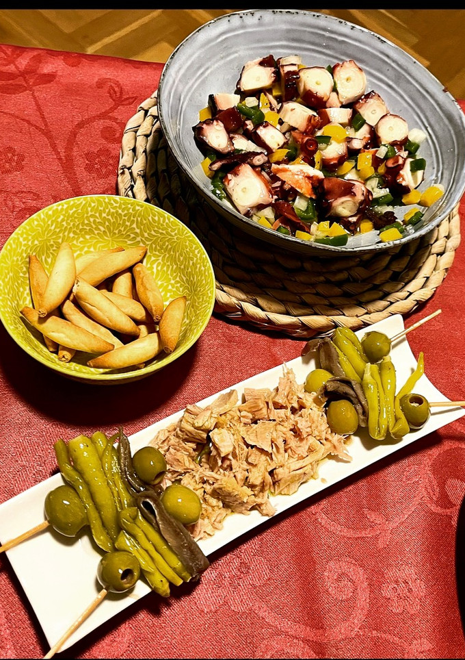 Una foto de Salpicón de pulpo y gildas caseras con bonito en escabeche