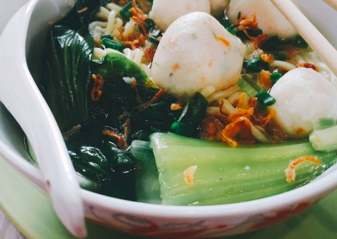 Ramen polévka s rybí koulí