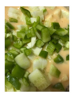Una foto de Gazpacho con guarnición