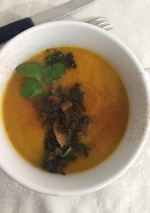 Una foto de Sopa crema de zanahoria y puerros con tropezones de hongos