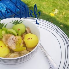 A picture of Chicken,onion and whole potatoes soup.