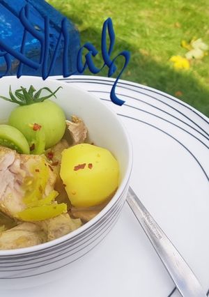 A picture of Chicken,onion and whole potatoes soup.