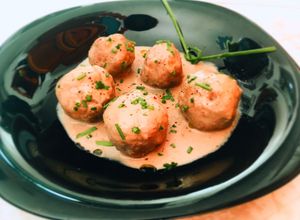 Foto principal de Albóndigas de ternera en salsa de champiñón y queso (receta ligera) 👏