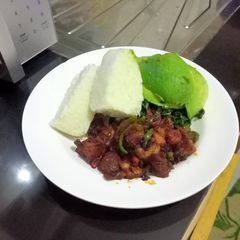 A picture of Ugali,pork,greens.